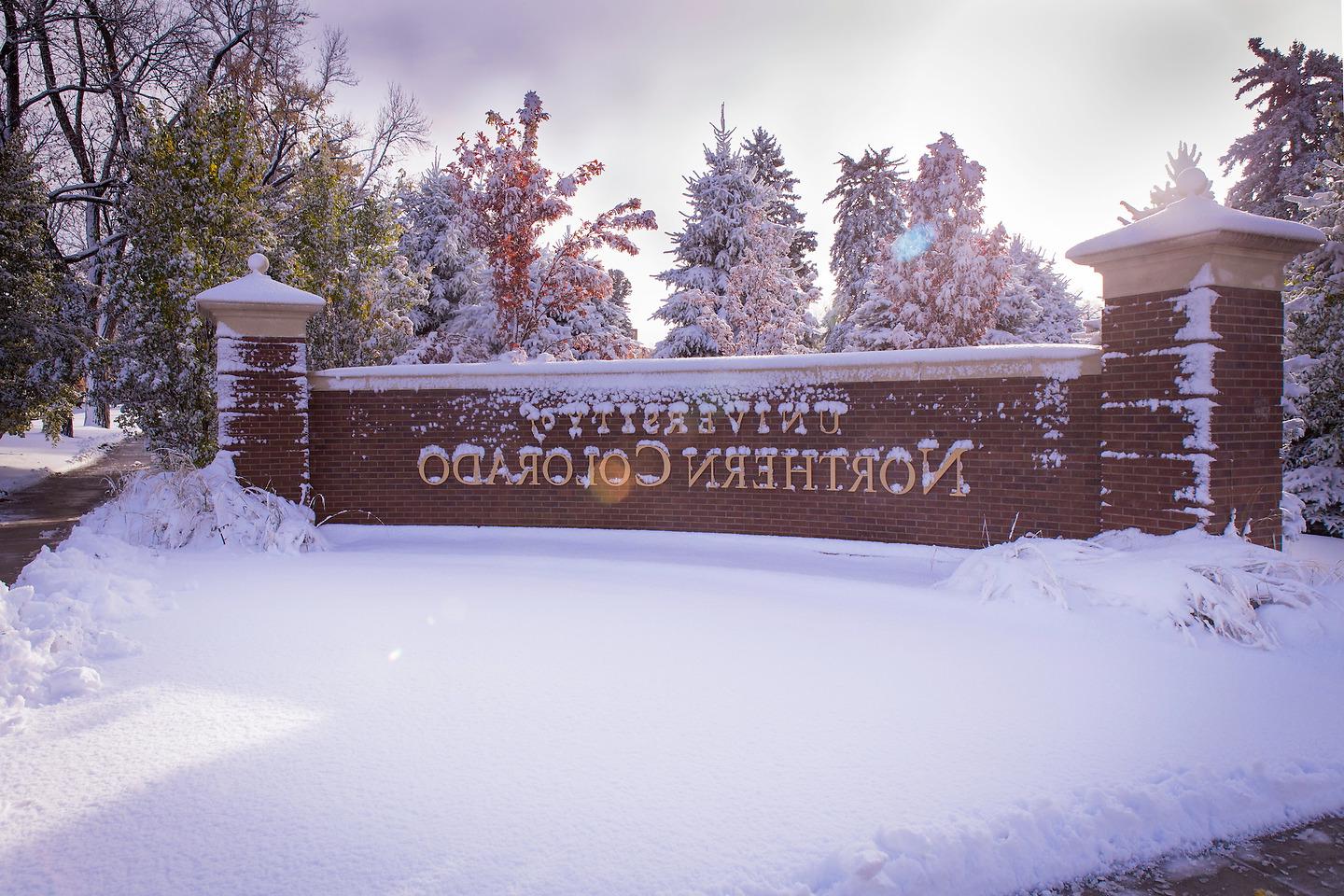 UNC main 校园 sign covered in snow